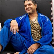 Practicante de artes marciales imparte clases de defensa personal